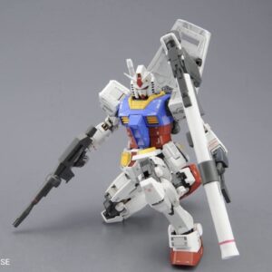 Bandai MG 1/100 RX-78-2 Gundam Ver. 3.0 Model Kit - Image 2
